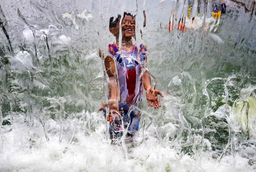 دیدنی های امروز؛ از مراسم عرفه تا سفر تام کروز به امارات فواره آب پارکی در شهر واشنگتن دی سی