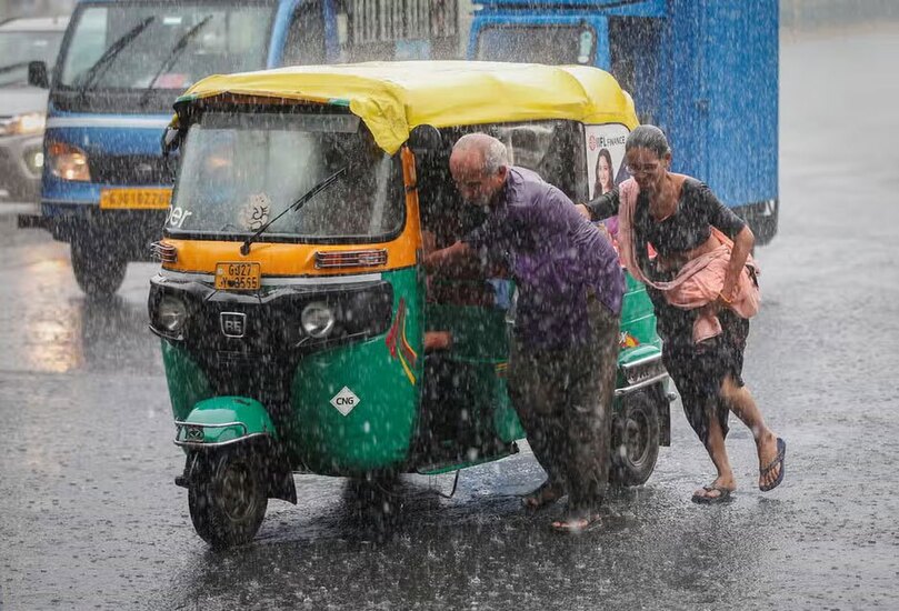 دیدنی های امروز؛ از مراسم عرفه تا سفر تام کروز به امارات کمک یک مسافر برای هل دادن یک سه چرخه