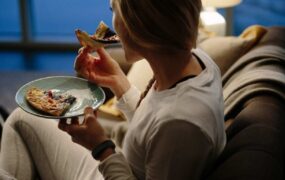 غذا خوردن در این ساعت شما را پیر و زشت می کند