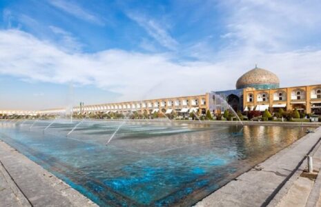 فیلمی از آب‌بازی طالبان در حوض میدان نقش جهان اصفهان
