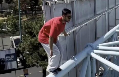 پرش خطرناک یک پارکورباز از روی پل عابر پیاده در تهران/ فیلم
