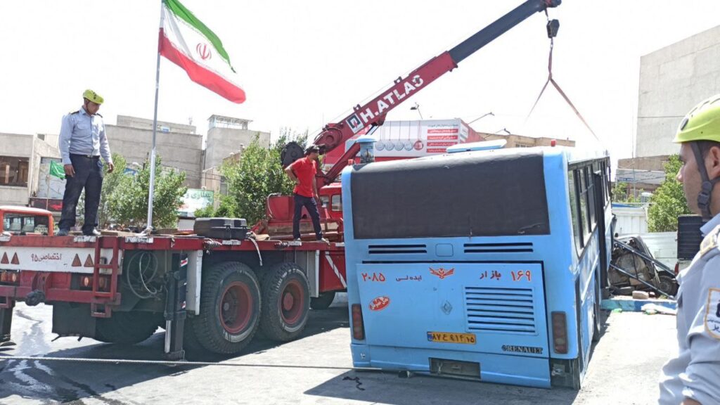  برخورد اتوبوس با تعدادی خودرو 