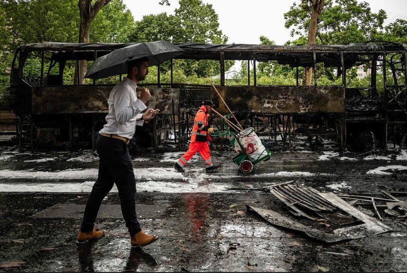 یک اتوبوس سوخته در جریان اعتراضات