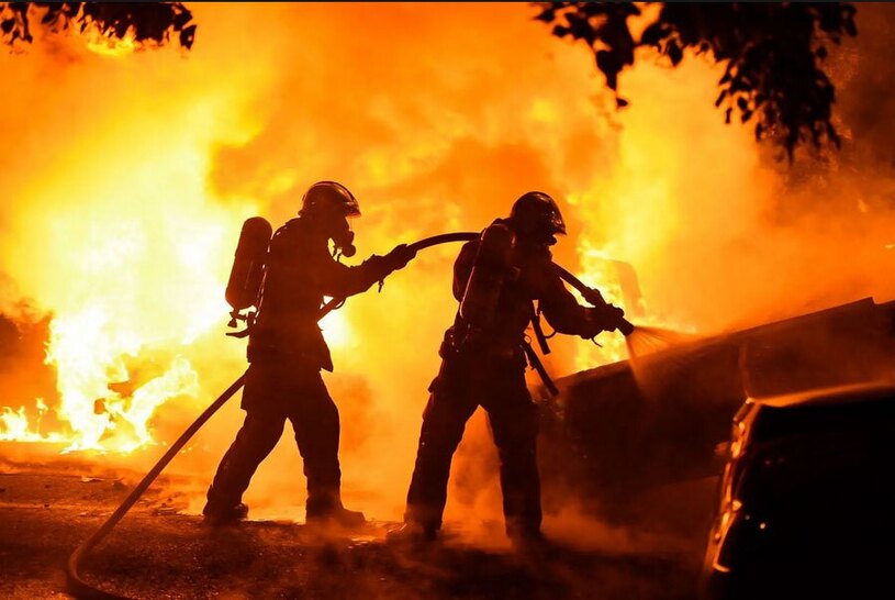 آتش زدن خودروها در جریان اعتراضات بر ضد خشونت پلیس