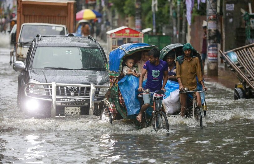 دیدنی های امروز؛ از پنجمین شب ناآرامی در فرانسه تا جشن لغو برده داری سیلاب در پایتخت بنگلادش