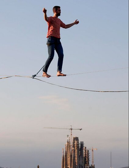 دیدنی های امروز؛ از اوضاع امنیتی فرانسه تا هندوانه ژاپنی نمایش یک بندبار فرانسوی در ارتفاع 350 متری