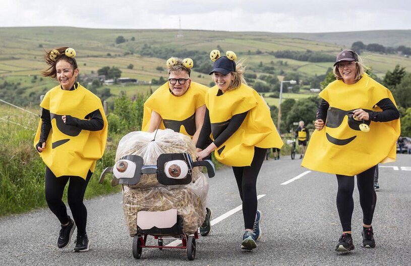 دیدنی های امروز؛ از اوضاع امنیتی فرانسه تا هندوانه ژاپنی مسابقه دو حمل 20 کیلو کاه