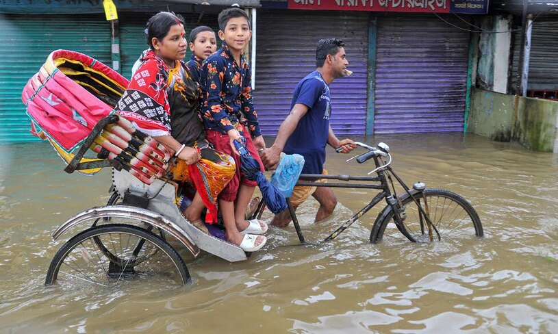 دیدنی های امروز؛ از اوضاع امنیتی فرانسه تا هندوانه ژاپنی سیلاب های شهری