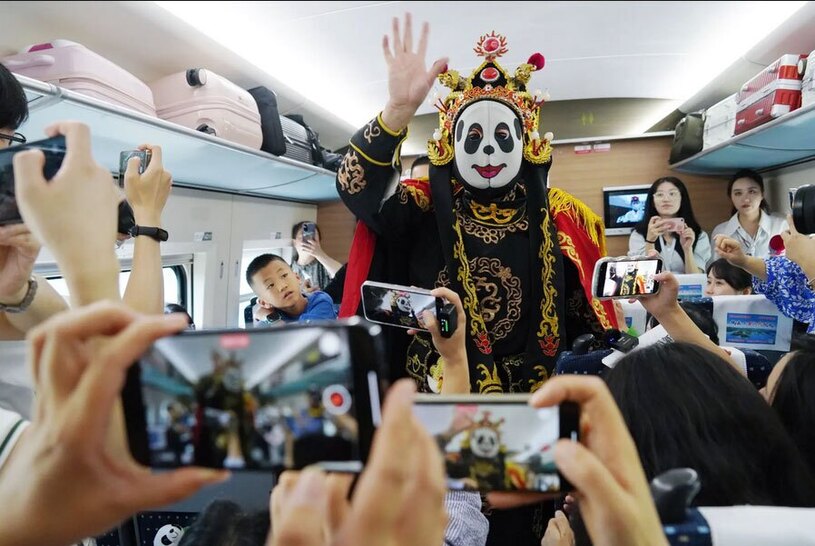 دیدنی های امروز؛ از حمله اسراییل به جنین تا ادامه اعتراضات فرانسه اجرای نمایش برای مسافران در داخل واگن قطار