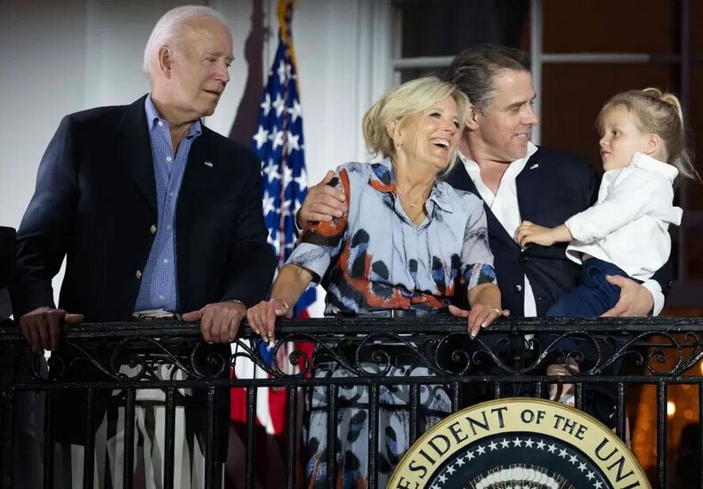 دیدنی های امروز؛ از جشن روز استقلال آمریکا تا ادامه اعتراضات در اسراییل خانواده رییس جمهوری آمریکا در بالکن کاخ سفید