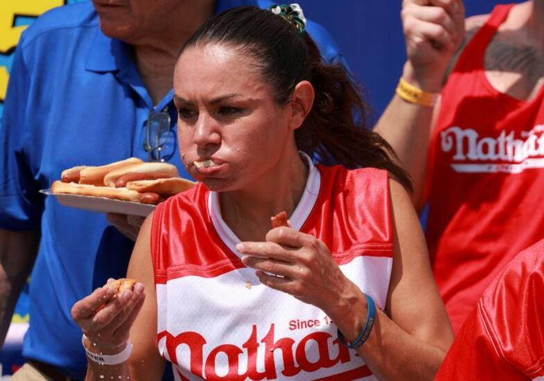  خوردن بیشترین ساندویچ هات داگ