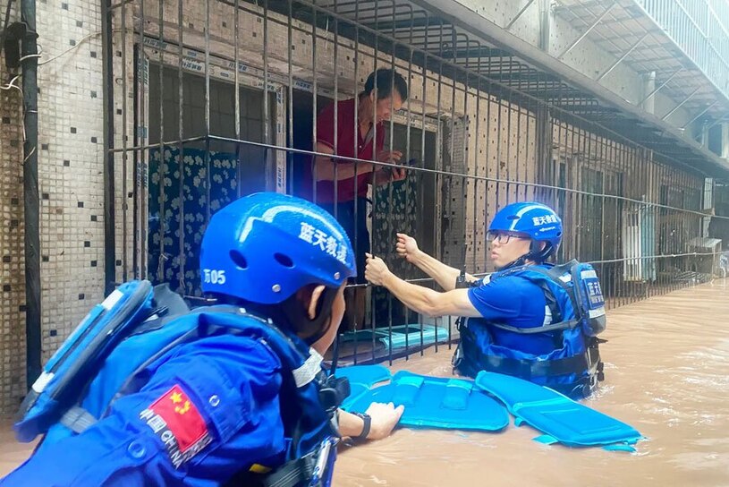 امدادگران در حال نجات سیلزدگان