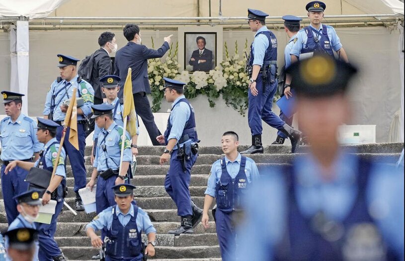 دیدنی های امروز؛ از کنفرانس آینده هوش مصنوعی تا جشنواره اسپانیایی افسران پلیس ژاپن در مقابل معبد زوجوجی