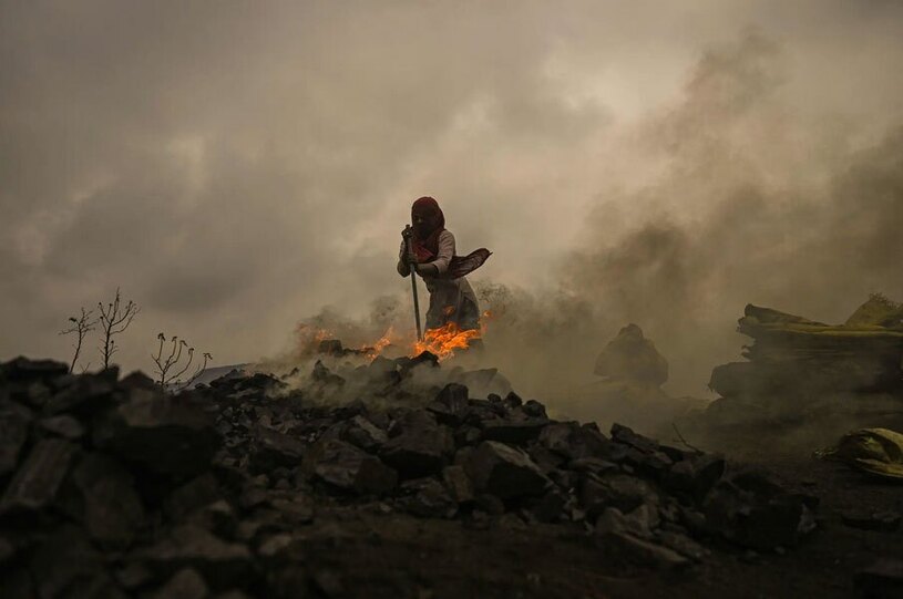 دیدنی های امروز؛ از گرمای بی سابقه تابستانی تا شعار نویسی معترضان فرانسوی کار یک دختر نوجوان در معدن زغال سنگ