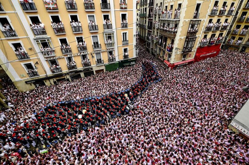 دیدنی های امروز؛ از گرمای بی سابقه تابستانی تا شعار نویسی معترضان فرانسوی جشنواره سالانه گاوبازی "سان فرمین"