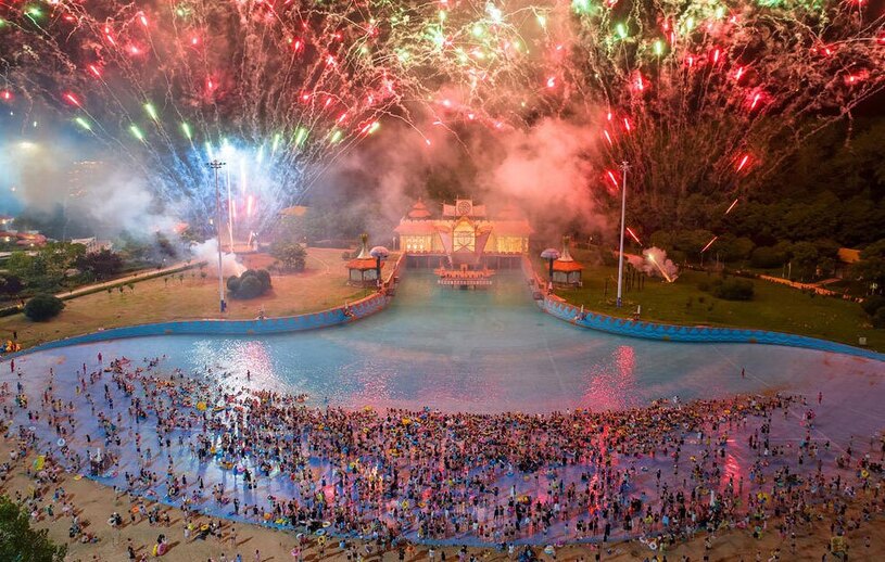 دیدنی های امروز؛ از گرمای بی سابقه تابستانی تا شعار نویسی معترضان فرانسوی آتش بازی شبانه در پارک آبی شهر نانینگ چین