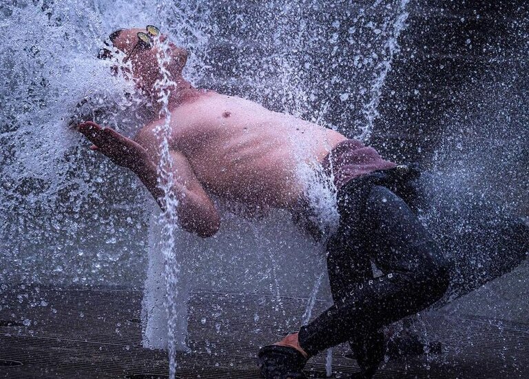 دیدنی های امروز؛ از گرمای بی سابقه تابستانی تا شعار نویسی معترضان فرانسوی خنک شدن با فواره های آبی