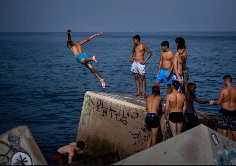 دیدنی های امروز؛ از موج جهانی گرما تا آزمایش موشکی جدید کره شمالی جوانان در شهر بارسلونا اسپانیا