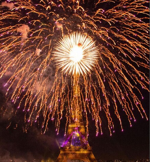 رژه نظامی و آتش بازی در پاریس
