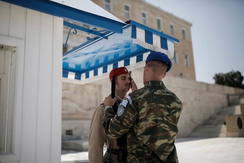 پاک کردن عرق روی صورت گارد نگهبان