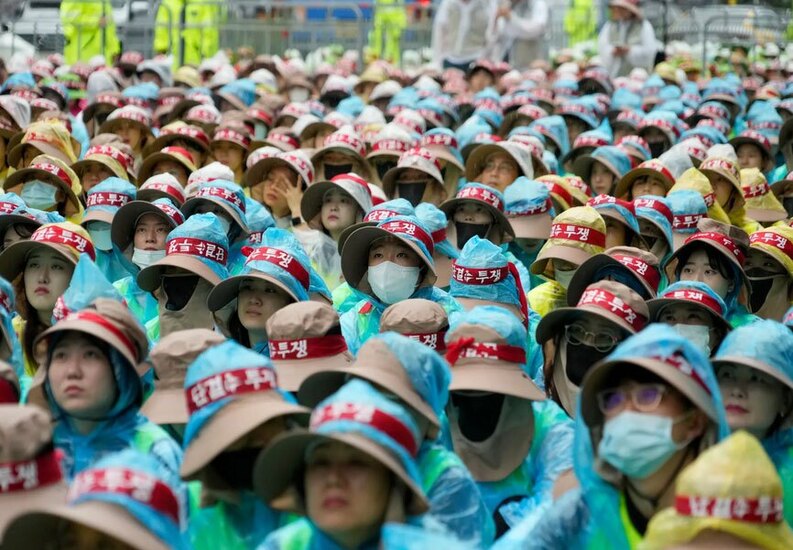 دیدنی های امروز؛ از سیل کره جنوبی تا اسب های وحشی اسپانیایی اعتصاب دو روزه کارکنان بخش بهداشت و درمان کره جنوبی