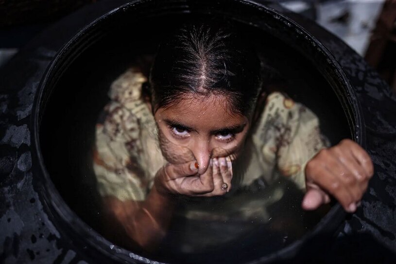 دیدنی های امروز؛ از موج جهانی گرما تا ادامه اعتراضات در اسراییل دختر خنک شدن گرما تشت آب