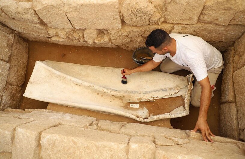 دیدنی های امروز؛ از موج جهانی گرما تا ادامه اعتراضات در اسراییل باستان شناس فلسطینی تابوت قبرستانی شمال غزه