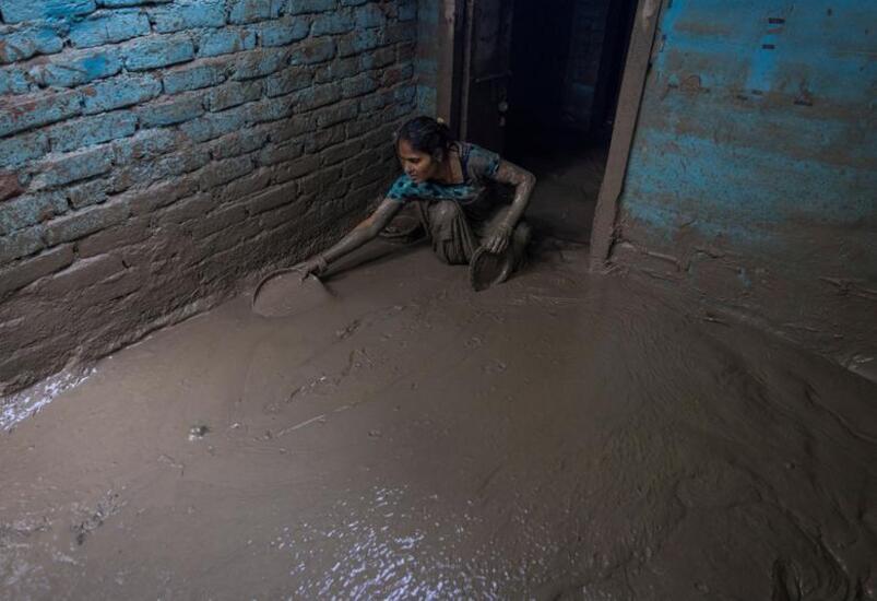 دیدنی های امروز؛ از ثبت دمای بی سابقه در آمریکا تا سیل کره جنوبی پاکسازی گل و لای سیلاب هند