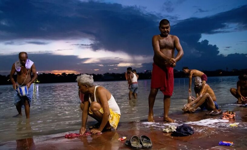 حمام کردن مردم رود گنگ کلکته هند
