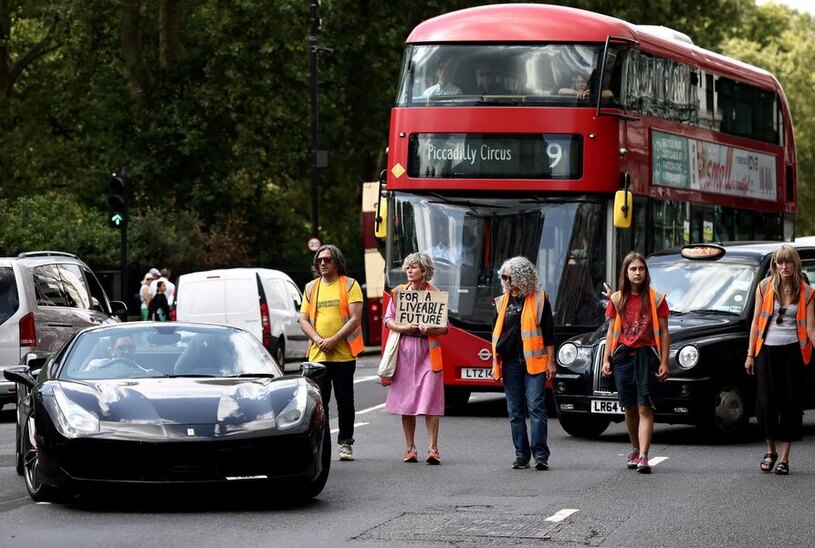 مختل کردن جریان عبور خودروها در خیابانی در شهر لندن