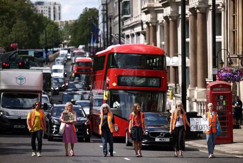 مختل کردن جریان عبور خودروها در خیابانی در شهر لندن