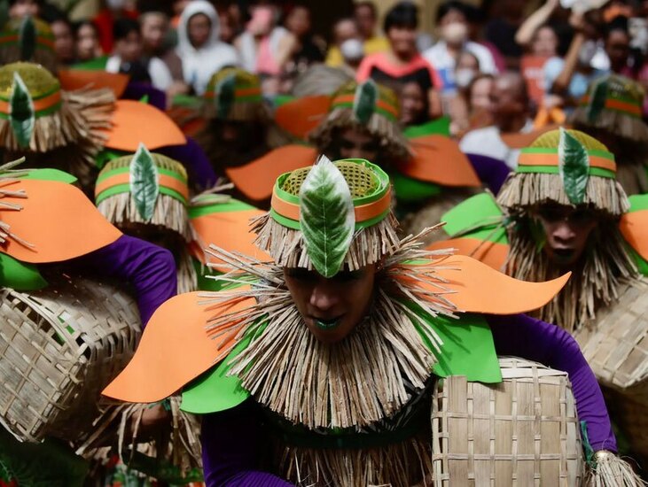 نوجوانان فیلیپینی با لباس‌های سنتی 