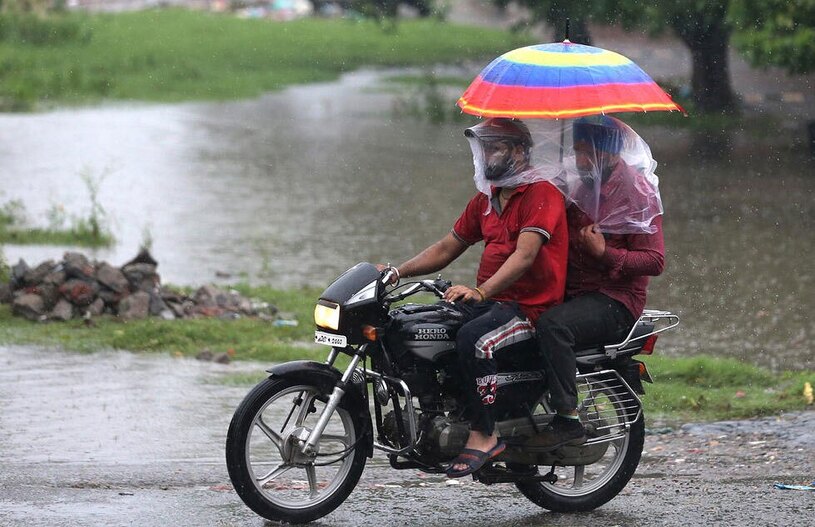 موتورسواری هوای بارانی  هند