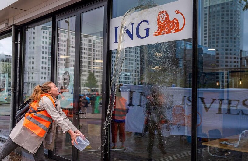 آب ریختن اعتراضی فعالان محیط زیستی جنبش "شورش علیه انقراض" روی شعبه یک بانک