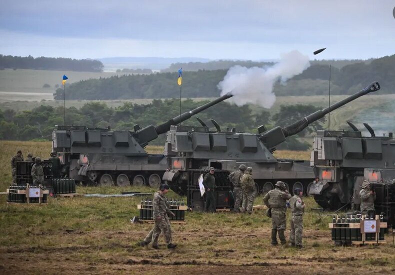 سربازان توپخانه اوکراینی 