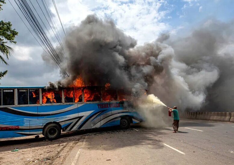 آتش زدن وسایل نقلیه عمومی بنگلادش