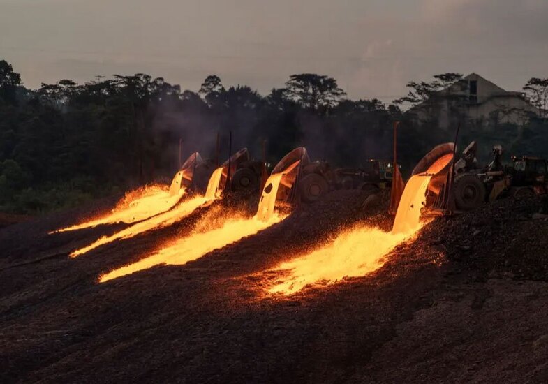 ریختن سرباره های داغ کامیون سولاوسی جنوبی اندونزی