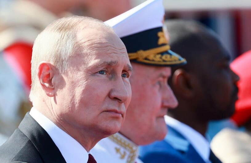 ولادیمیر پوتین در حال تماشای رژه دریایی