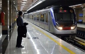 آواز خوانی پسر جوان در مترو تجریش