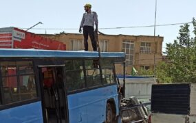 برخورد اتوبوس با تعدادی خودرو