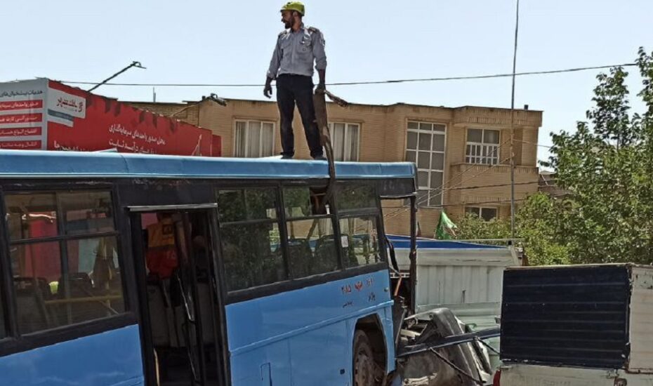 برخورد اتوبوس با تعدادی خودرو