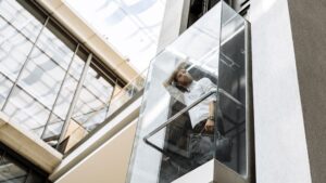 اگر در آسانسور گیر کردیم چیکار کنیم؟