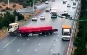 قیچی کردن تریلی بزرگراه