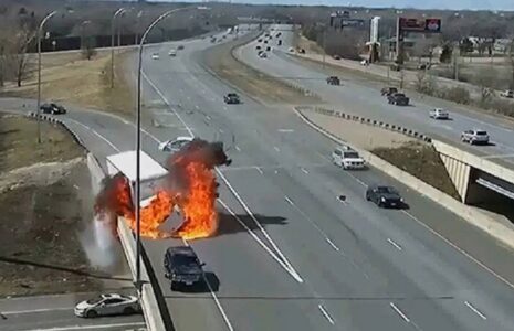انحراف سواری آتش گرفتن کامیون