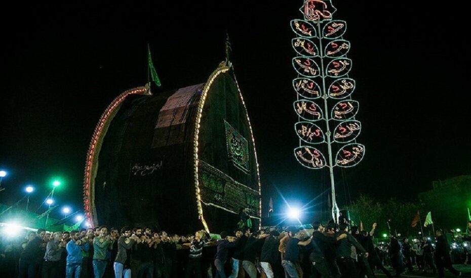 نخل عزاداری چند صد ساله در آتش سوخت