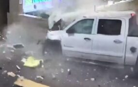 لحظه ورود یک وانت به داخل مرکز اداری تجاری
