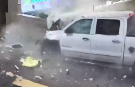 لحظه ورود یک وانت به داخل مرکز اداری تجاری