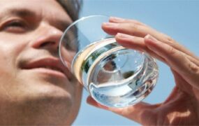 7 دلیل برای نوشیدن آب