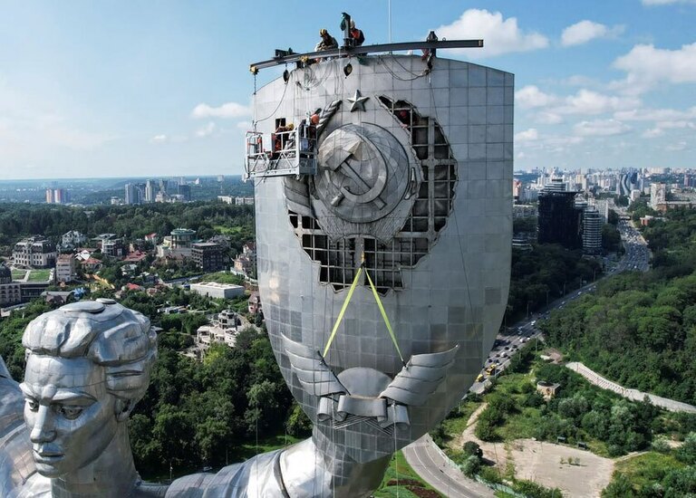 دیدنی های امروز؛ از جشن سلطنت پادشاه مراکش تا نشان زدایی از مجسمه اوکراینی کارگران اوکراینی در حال برداشتن نشان "داس و چکش"