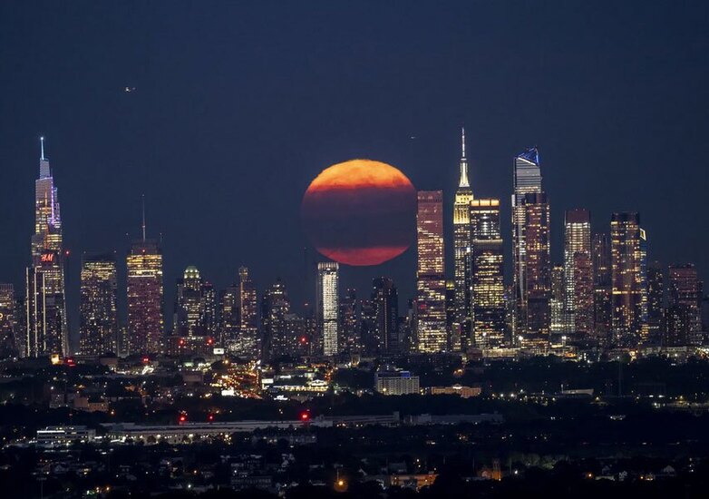  اَبَر ماه در شهر نیویورک 